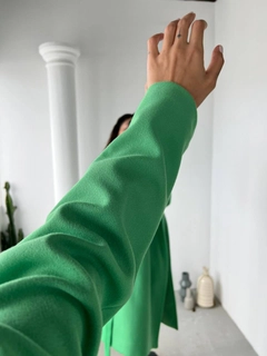 Una modella di abbigliamento all'ingrosso indossa 30231 - Coat - Green, vendita all'ingrosso turca di Cappotto di Perry