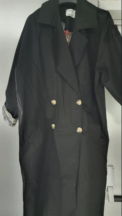 A model wears 32571 - Trenchcoat - Black, wholesale Trenchcoat of Perry to display at Lonca