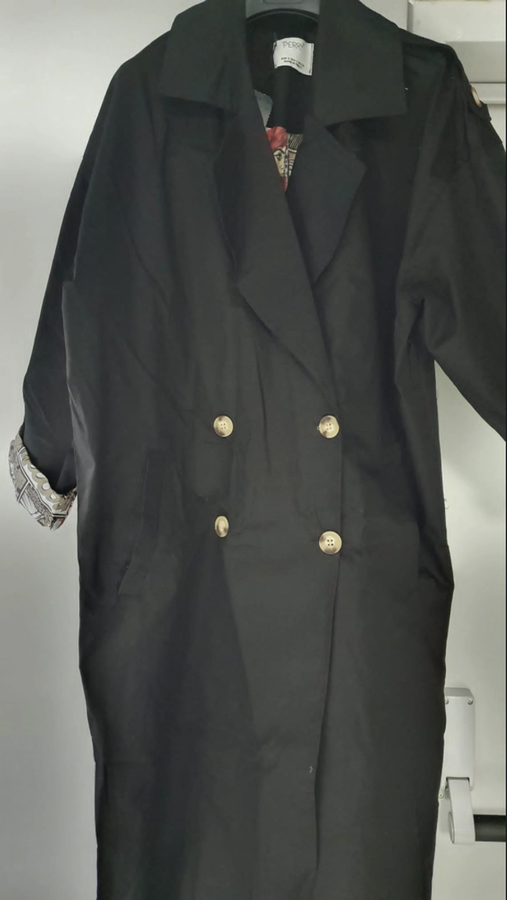 Una modella di abbigliamento all'ingrosso indossa 32571 - Trenchcoat - Black, vendita all'ingrosso turca di Impermeabile di Perry