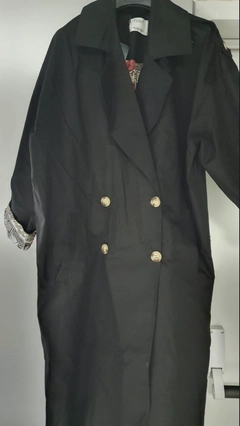 Una modelo de ropa al por mayor lleva 32571 - Trenchcoat - Black, Gabardina turco al por mayor de Perry