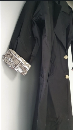 Bir model, Perry toptan giyim markasının 32571 - Trenchcoat - Black toptan Trençkot ürününü sergiliyor.