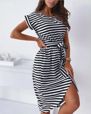 Bir model, Polo Bonetta toptan giyim markasının  Kuşaklı Turlu Viskon Kumaş Elbise
 toptan Elbise ürününü sergiliyor.