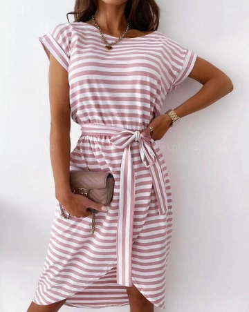 Bir model, Polo Bonetta toptan giyim markasının  Kuşaklı Turlu Viskon Kumaş Elbise
 toptan Elbise ürününü sergiliyor.