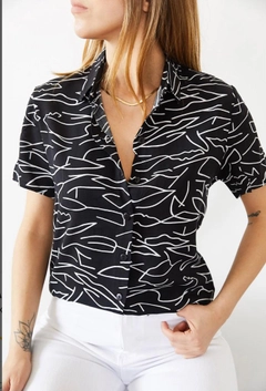 A wholesale clothing model wears pbo10841-moskrep-fabric-digital-printed-short-sleeve-shirt, Turkish wholesale Shirt of Polo Bonetta