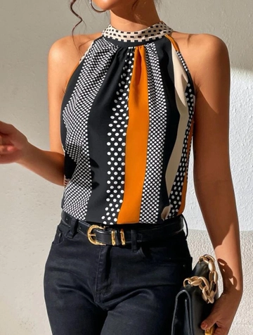 Bir model, Polo Bonetta toptan giyim markasının  Halter Yaka Desenli Mikro Bluz
 toptan  ürününü sergiliyor.