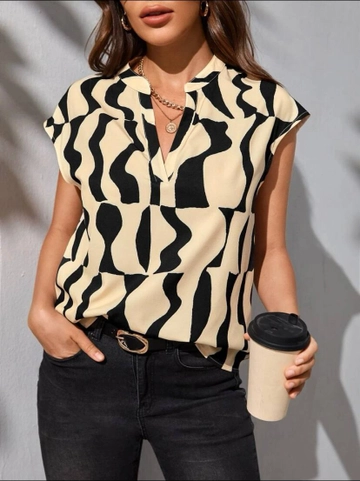 Bir model, Polo Bonetta toptan giyim markasının  V Yaka Yarasa Kol Moskrep Kumaş Bluz
 toptan Bluz ürününü sergiliyor.