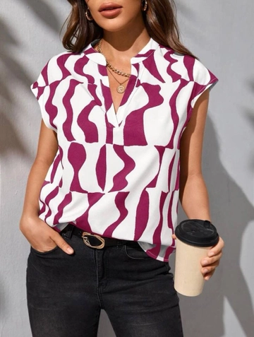 Een kledingmodel uit de groothandel draagt  Moskrep stoffen blouse met V-hals en vleermuismouwen
, Turkse groothandel Blouse van Polo Bonetta
