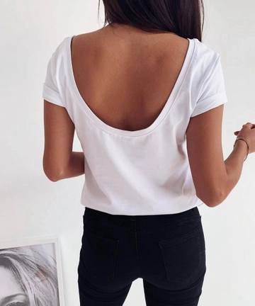 Bir model, Polo Bonetta toptan giyim markasının  Sırt Dekolteli Süprem Kumaş Tişört
 toptan Tişört ürününü sergiliyor.