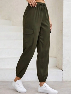 A wholesale clothing model wears pbo11006-cargo-pocket-two-thread-bottom-tracksuit-khaki, Turkish wholesale Sweatpants of Polo Bonetta