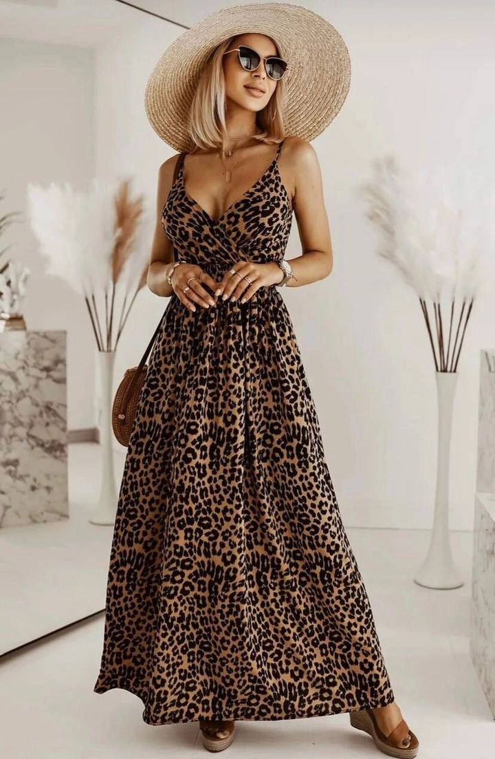 A wholesale clothing model wears PBO10207 - Leopard Pattern Straps Double Breasted Collar Crepe Fabric Dress - Brown & Black, Turkish wholesale Dress of Polo Bonetta