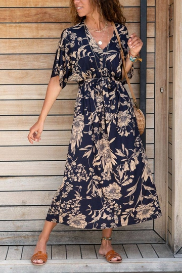 Ein Bekleidungsmodell aus dem Großhandel trägt  Kurzärmliges Kleid Aus Gestricktem Kreppstoff Mit Blumenmuster Und Taillengürtel – Marineblau
, türkischer Großhandel Kleid von Polo Bonetta
