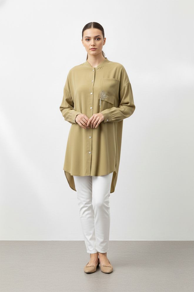 Puane Khaki Shirt Met Opa Hals En Oversized Pasvorm Groothandel Kleding Bescheiden