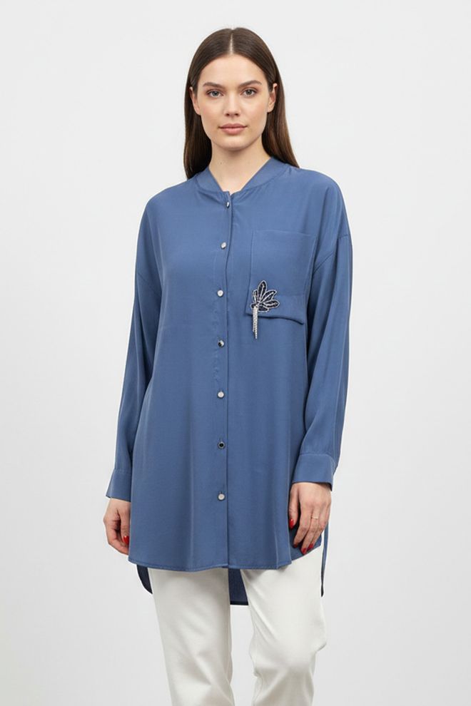 Puane Blauw Shirt Met Opa Hals En Oversized Pasvorm Groothandel Kleding Bescheiden