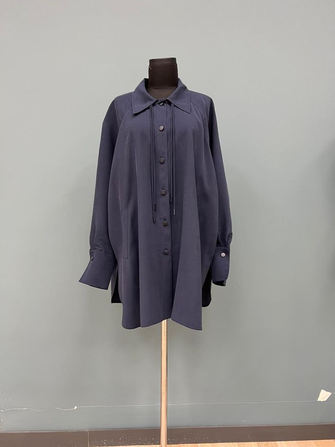 Puane Морнарско Плаво Оверсизед Блуза Са Нотцхед Вратом Велепродаја одеће скроман