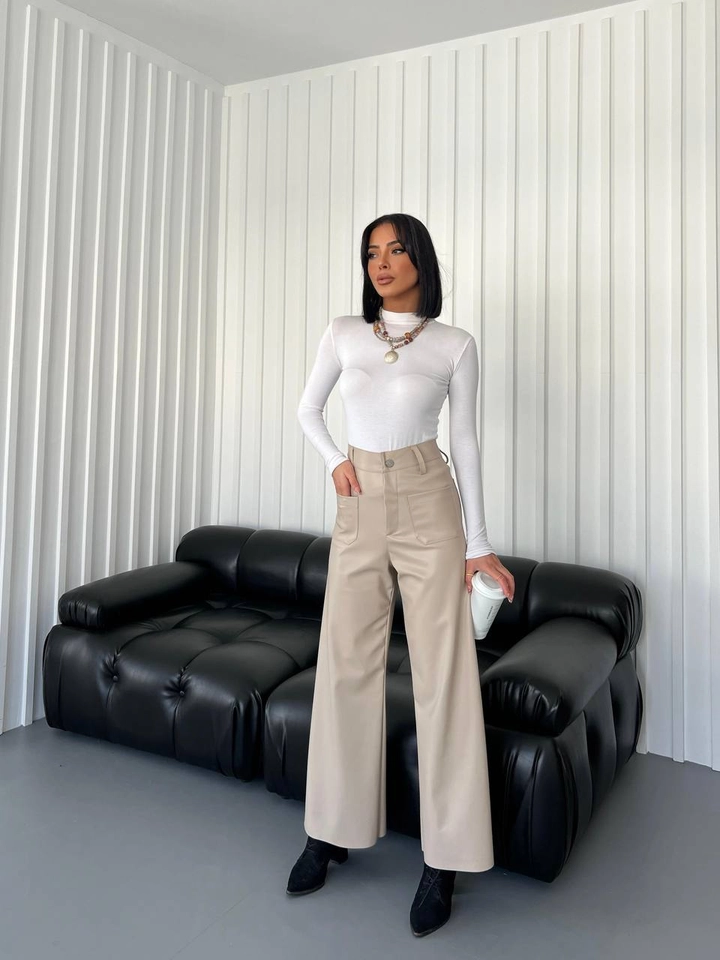 Ein Bekleidungsmodell aus dem Großhandel trägt qes10004-mink-leather-trousers, türkischer Großhandel Hose von Qesto Fashion