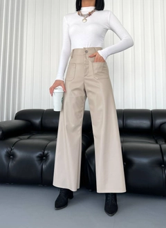 Een kledingmodel uit de groothandel draagt qes10004-mink-leather-trousers, Turkse groothandel Broek van Qesto Fashion
