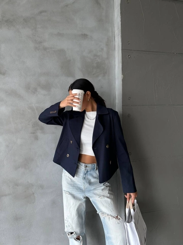 Bir model, Qesto Fashion toptan giyim markasının  Gabardin Ceket - Lacivert
 toptan Ceket ürününü sergiliyor.