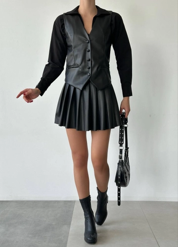 Bir model, Qesto Fashion toptan giyim markasının  Deri Yelek - Siyah
 toptan Yelek ürününü sergiliyor.