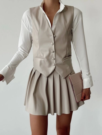 Bir model, Qesto Fashion toptan giyim markasının  Deri Yelek - Taş
 toptan Yelek ürününü sergiliyor.