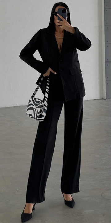 Bir model, Qesto Fashion toptan giyim markasının  Takım - Siyah
 toptan Takım ürününü sergiliyor.