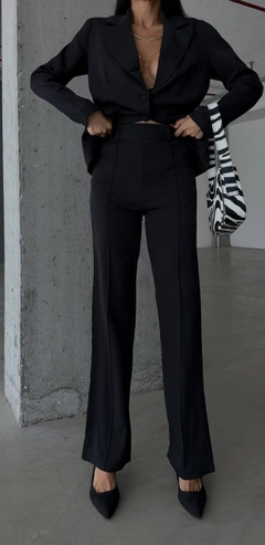 A wholesale clothing model wears qes10022-suit-black, Turkish wholesale Suit of Qesto Fashion