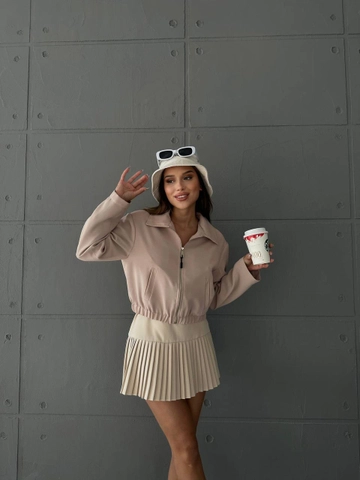 Bir model, Qesto Fashion toptan giyim markasının  Bomber Ceket - Taş
 toptan Ceket ürününü sergiliyor.