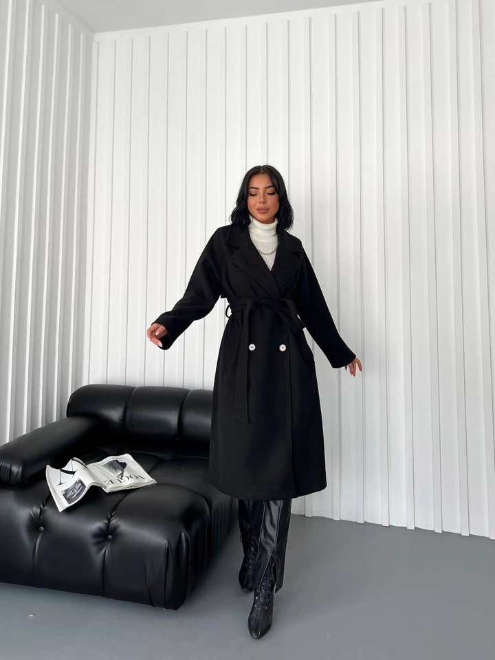 Ein Bekleidungsmodell aus dem Großhandel trägt qes10037-black-scarf-coat, türkischer Großhandel Mantel von Qesto Fashion
