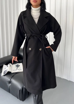 Bir model, Qesto Fashion toptan giyim markasının qes10037-black-scarf-coat toptan Kaban ürününü sergiliyor.