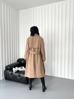 Ένα μοντέλο χονδρικής πώλησης ρούχων φοράει qes10038-long-kachet-coat-mink, τούρκικο Σακάκι χονδρικής πώλησης από Qesto Fashion
