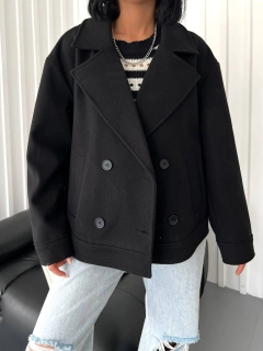Ein Bekleidungsmodell aus dem Großhandel trägt qes10039-short-kachet-coat-black, türkischer Großhandel Mantel von Qesto Fashion