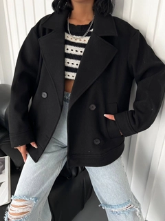 Ein Bekleidungsmodell aus dem Großhandel trägt qes10039-short-kachet-coat-black, türkischer Großhandel Mantel von Qesto Fashion
