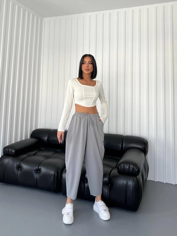A wholesale clothing model wears  Trousers - Gray
, Turkish wholesale Pants of Qesto Fashion