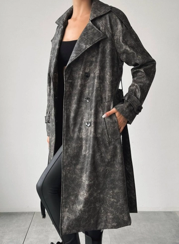 Bir model, Qesto Fashion toptan giyim markasının  Astarlı Uzun Deri Trençkot - Siyah
 toptan Trençkot ürününü sergiliyor.