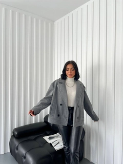 Ein Bekleidungsmodell aus dem Großhandel trägt qes10041-short-stash-coat-anthracite, türkischer Großhandel Mantel von Qesto Fashion