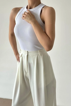 A wholesale clothing model wears QUS10140 - ATHLETE - White, Turkish wholesale Undershirt of Qustyle