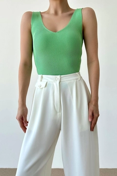 A wholesale clothing model wears QUS10657 - V Neck Knitwear Singlet - Light Green, Turkish wholesale Undershirt of Qustyle