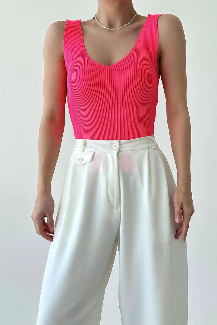 A wholesale clothing model wears QUS11021 - V Neck Knitwear Singlet - Neon Pink, Turkish wholesale Undershirt of Qustyle