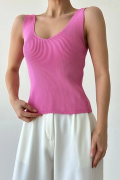 A wholesale clothing model wears QUS11181 - V Neck Knitwear Singlet - Pink, Turkish wholesale Undershirt of Qustyle