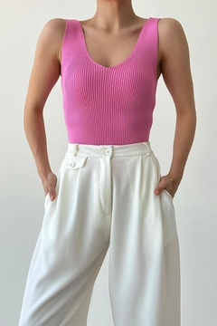 A wholesale clothing model wears QUS11181 - V Neck Knitwear Singlet - Pink, Turkish wholesale Undershirt of Qustyle