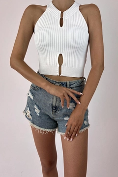 A wholesale clothing model wears QUS11227 - Ribbed Front Collar Slit Singlet - White, Turkish wholesale Undershirt of Qustyle