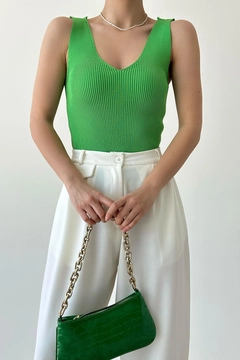 A wholesale clothing model wears QUS11223 - V Neck Knitwear Singlet - Pistachio Green, Turkish wholesale Undershirt of Qustyle