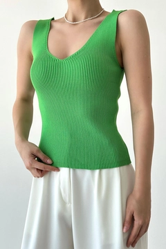 A wholesale clothing model wears QUS11223 - V Neck Knitwear Singlet - Pistachio Green, Turkish wholesale Undershirt of Qustyle