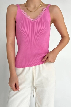 A wholesale clothing model wears QUS11262 - Knitwear Lace Athlete - Pink, Turkish wholesale Undershirt of Qustyle