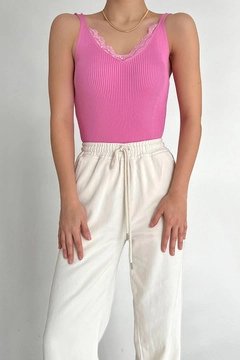 A wholesale clothing model wears QUS11262 - Knitwear Lace Athlete - Pink, Turkish wholesale Undershirt of Qustyle