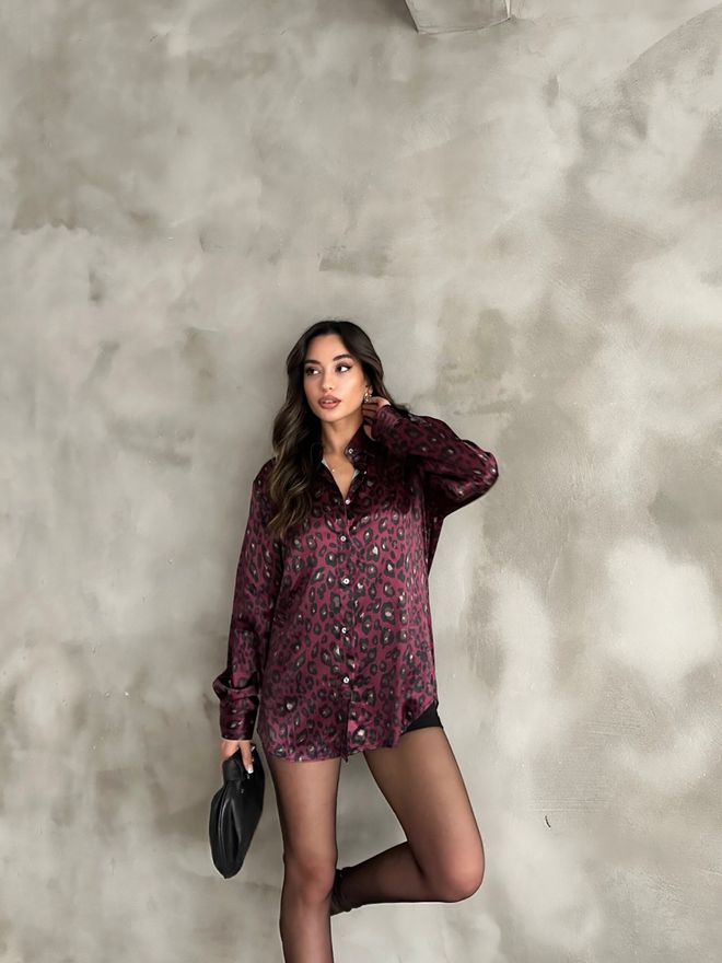 Radica Fashion Bordeauxrood Satijnen Oversized Overhemd Met Luipaardpatroon Groothandel Kleding Elegant