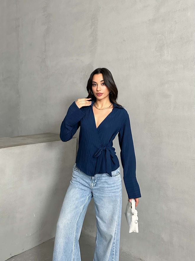 Radica Fashion Marineblauwe Shirt Met V hals En Striksluiting Groothandel Kleding Casual