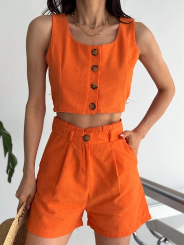 Una modella di abbigliamento all'ingrosso indossa  Set gilet e pantaloncini in lino arancione
, vendita all'ingrosso turca di Abito di Radica Fashion