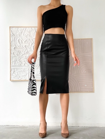 A wholesale clothing model wears  Black Slit Leather Pencil Skirt
, Turkish wholesale Skirt of Radica Fashion