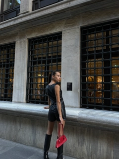 Een kledingmodel uit de groothandel draagt raf10012-black-leather-vest, Turkse groothandel Vest van Radica Fashion