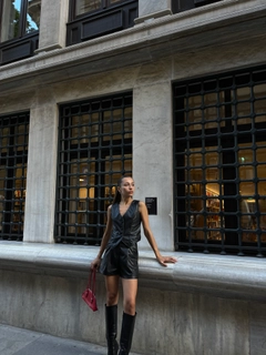 Een kledingmodel uit de groothandel draagt raf10012-black-leather-vest, Turkse groothandel Vest van Radica Fashion